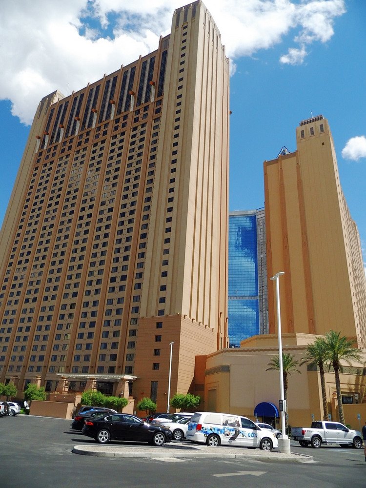 Hilton Grand Vacations on the Las Vegas Strip Building
