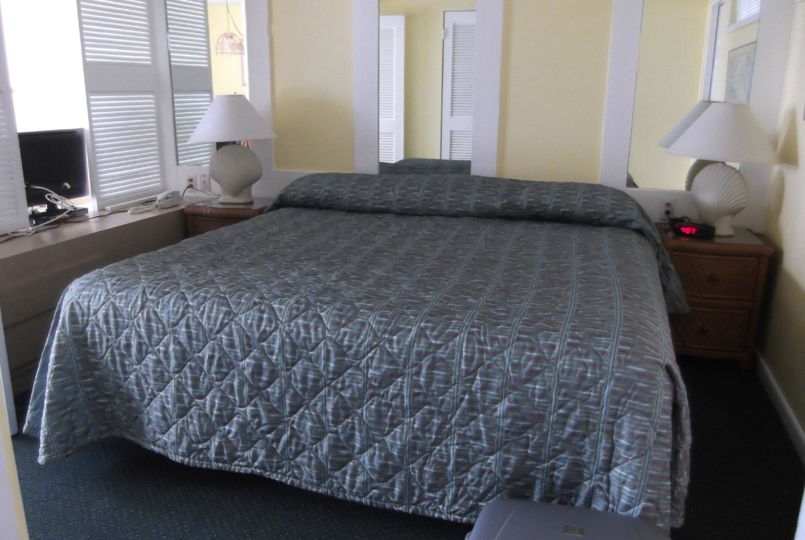 Lahaina Inn Resort Bed