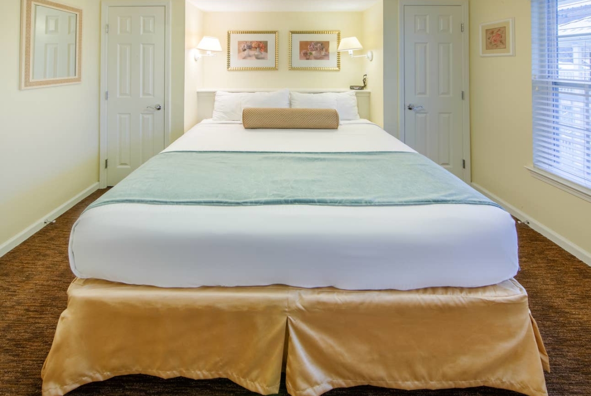 Oak N Spruce Resort Bedroom