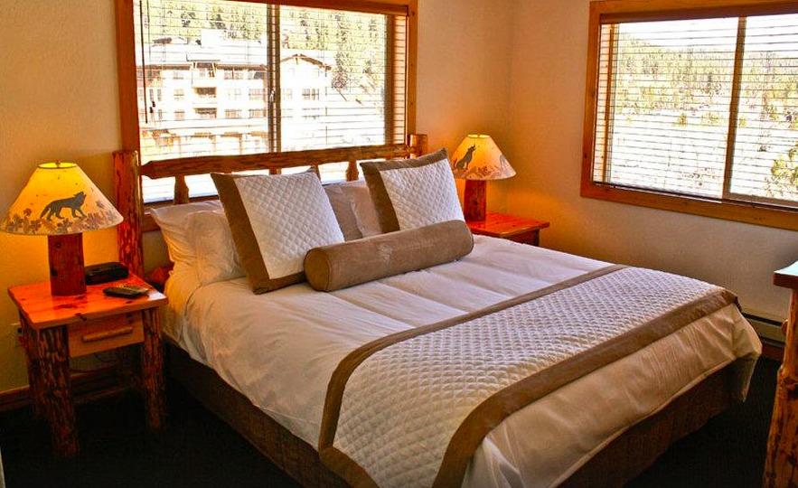 Red Wolf Lodge At Squaw Valley bedroom